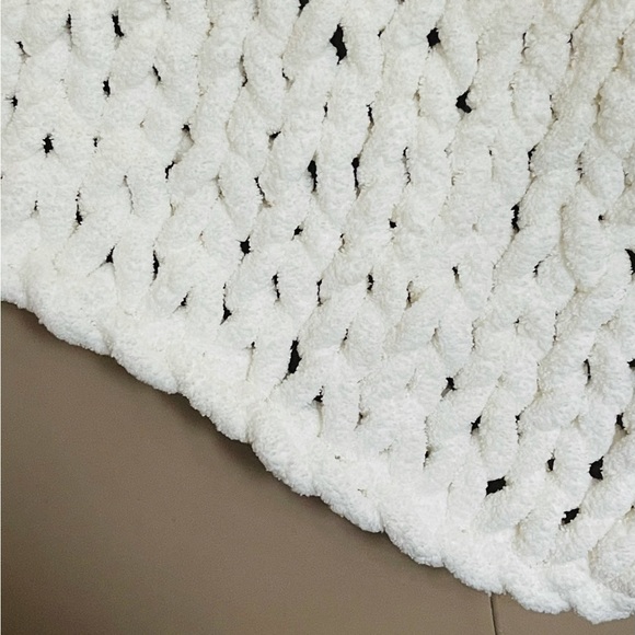 New Chenille Chunky Knit Blanket - Picture 2 of 4